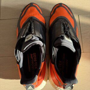 Men's Addidas Ultraboost 22 GORE-TEX running shoes in orange and black size 12